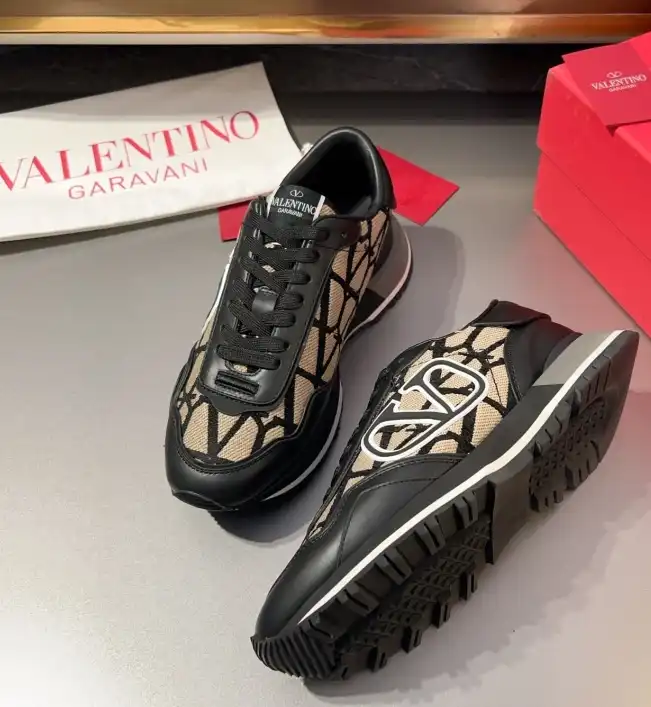 hype Valentino Sneakers