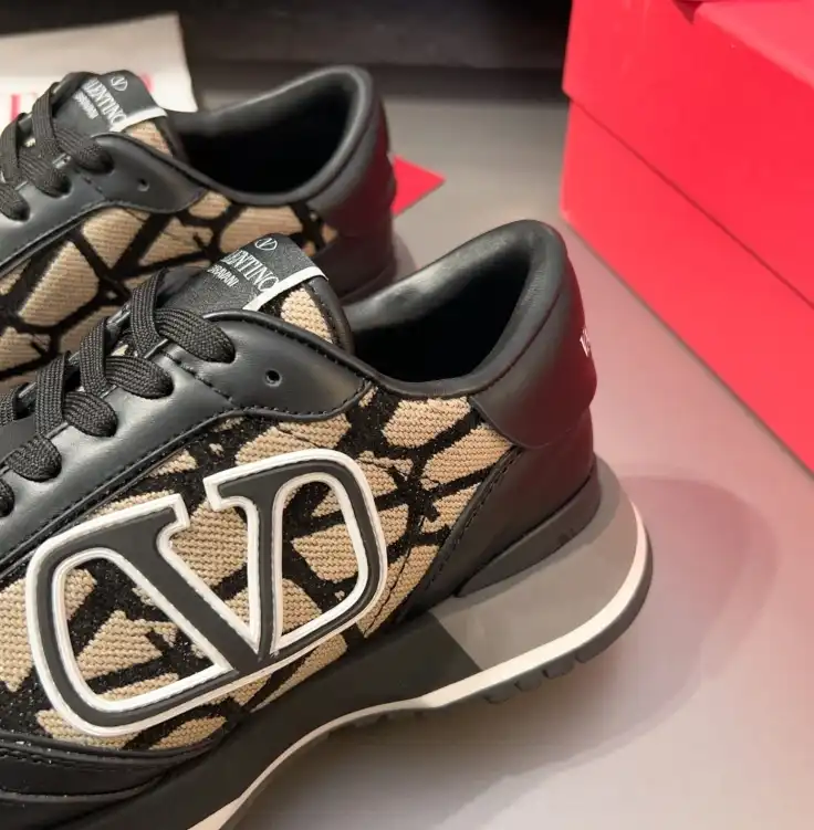 hype Valentino Sneakers