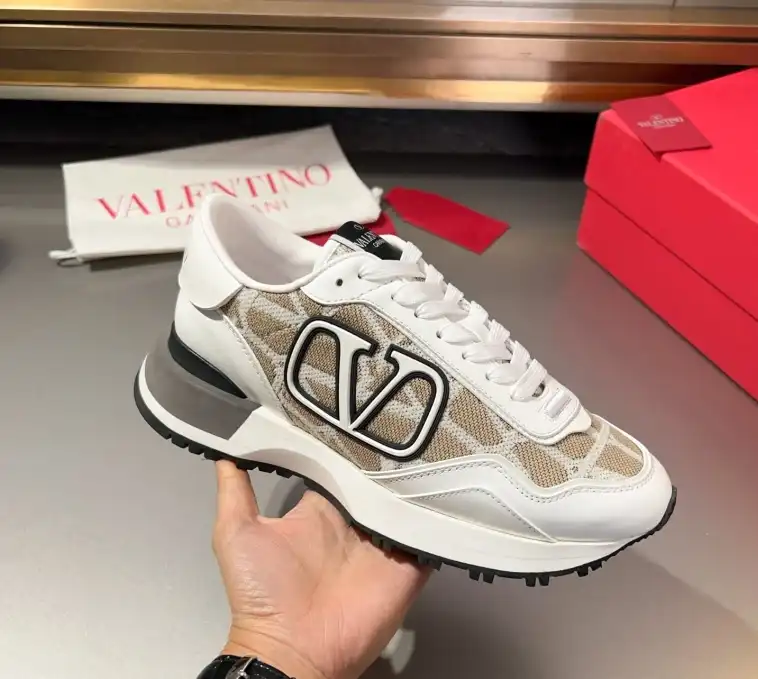 hype Valentino Sneakers