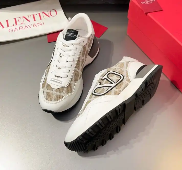 hype Valentino Sneakers