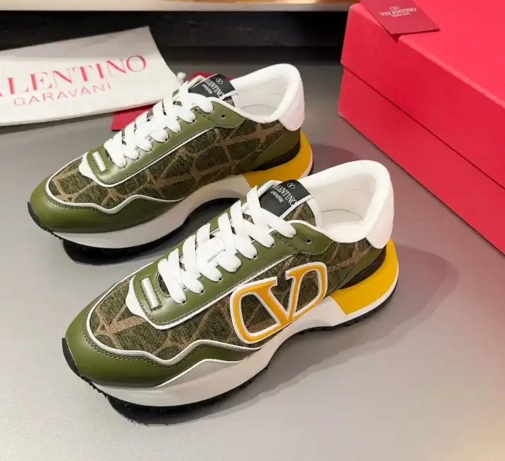 hype Valentino Sneakers