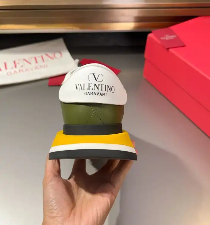 hype Valentino Sneakers