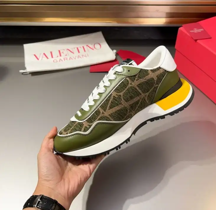 hype Valentino Sneakers