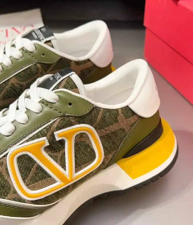 hype Valentino Sneakers