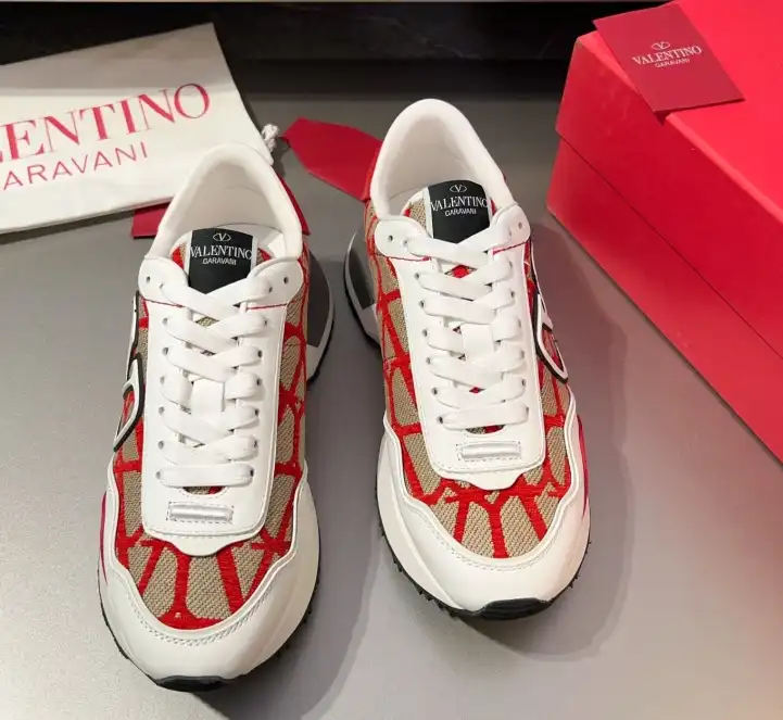 hype Valentino Sneakers