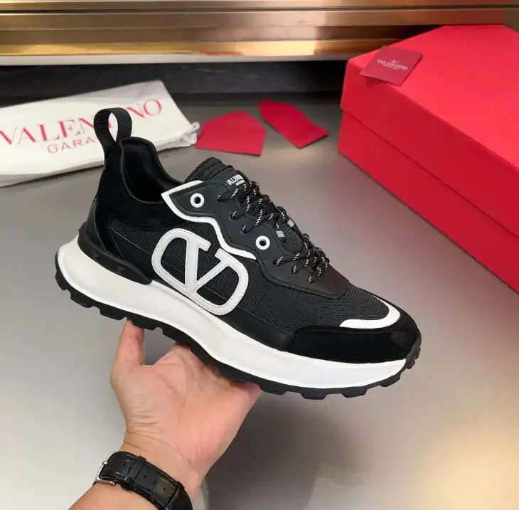 hype Valentino Sneakers