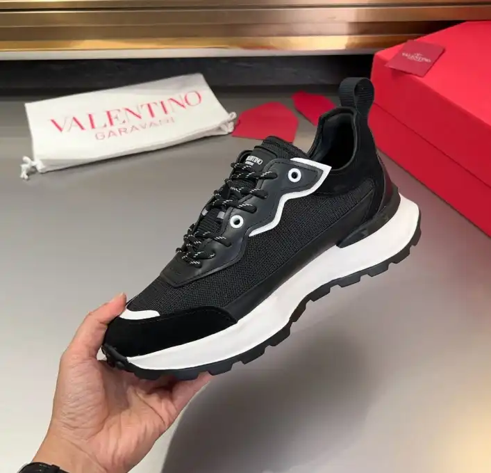 hype Valentino Sneakers