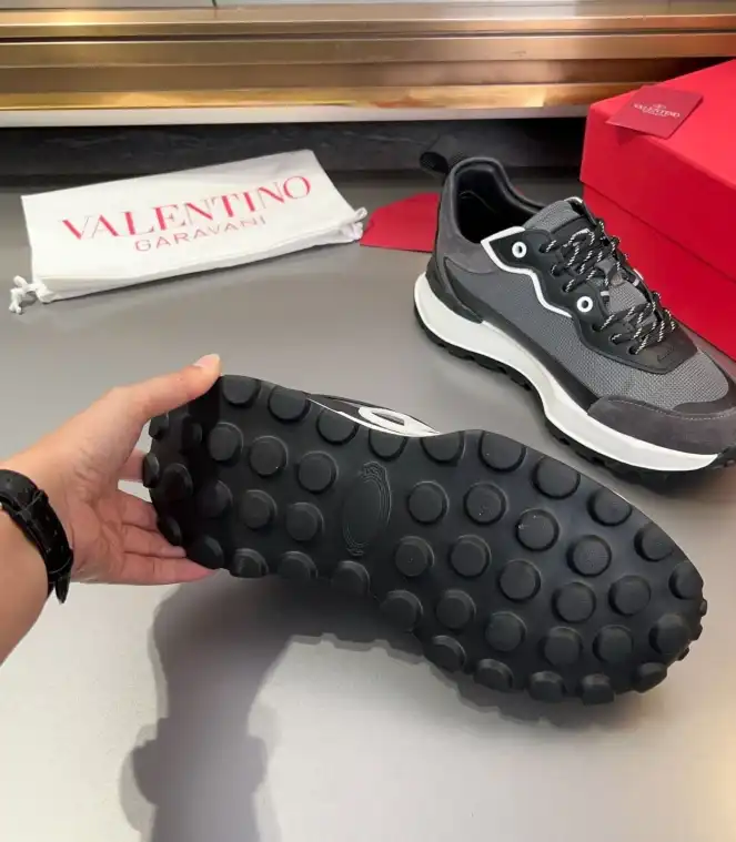 hype Valentino Sneakers