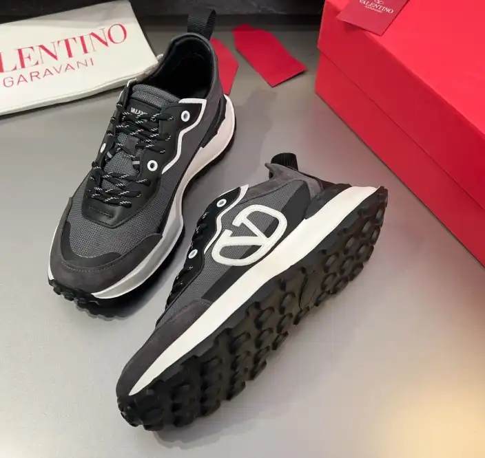 hype Valentino Sneakers