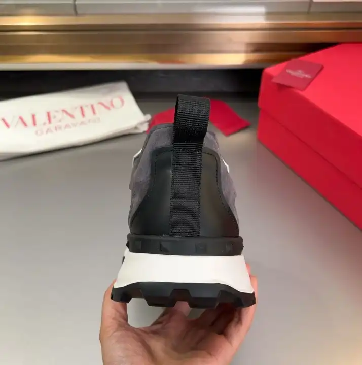 hype Valentino Sneakers