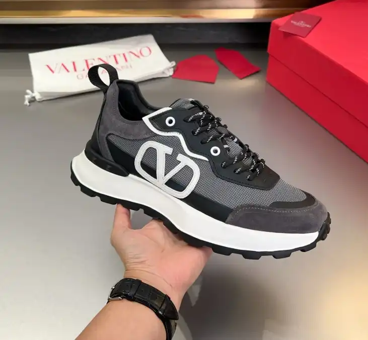 hype Valentino Sneakers