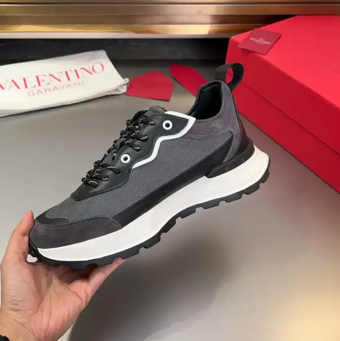 hype Valentino Sneakers