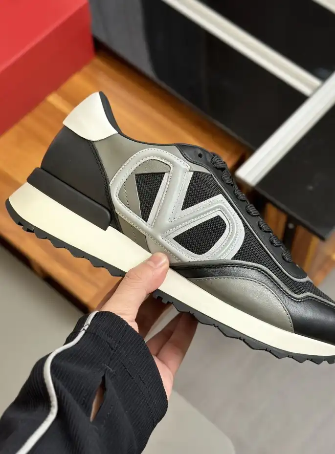 hype Valentino Sneakers