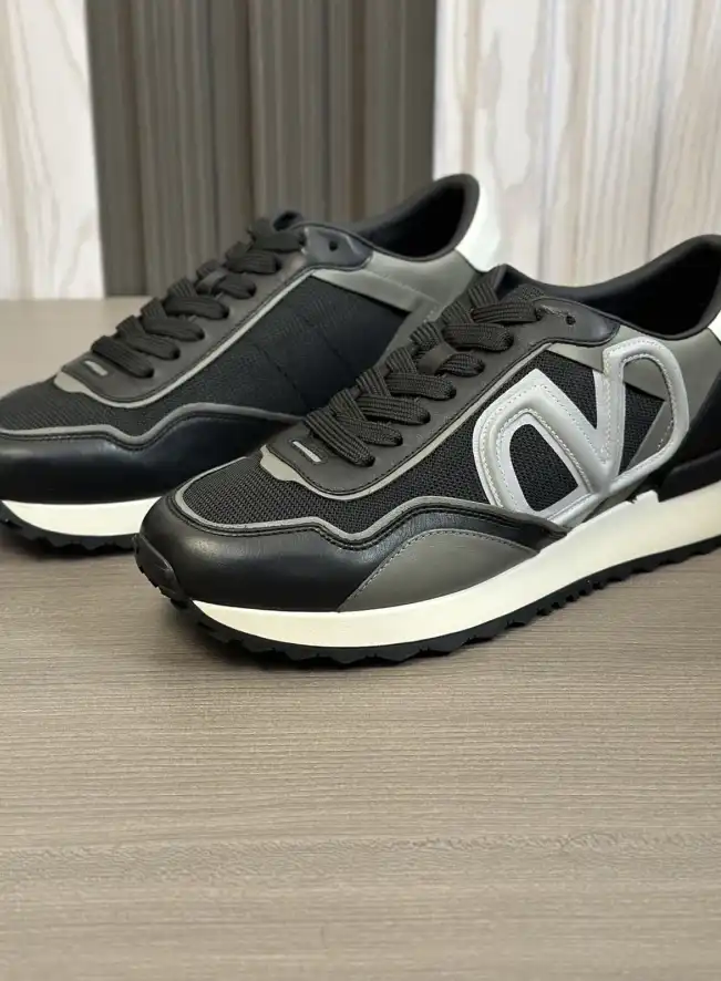 hype Valentino Sneakers