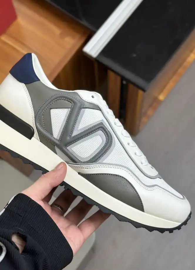 hype Valentino Sneakers