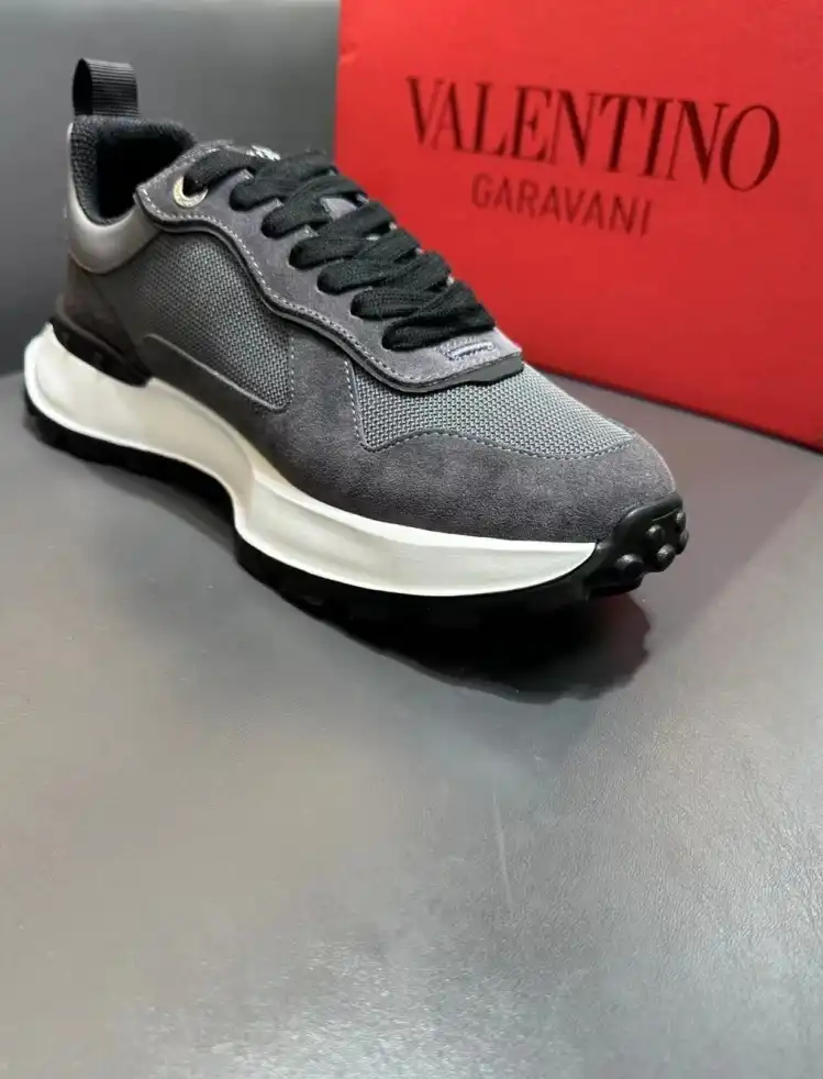 hype Valentino Sneakers