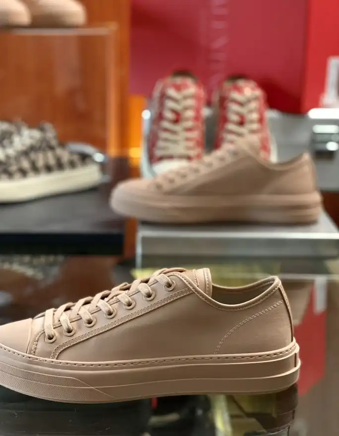 hype Valentino Sneakers