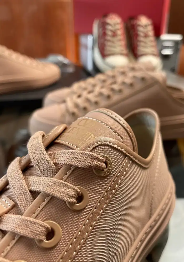 hype Valentino Sneakers