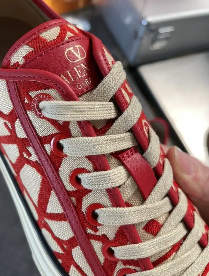 hype Valentino Sneakers