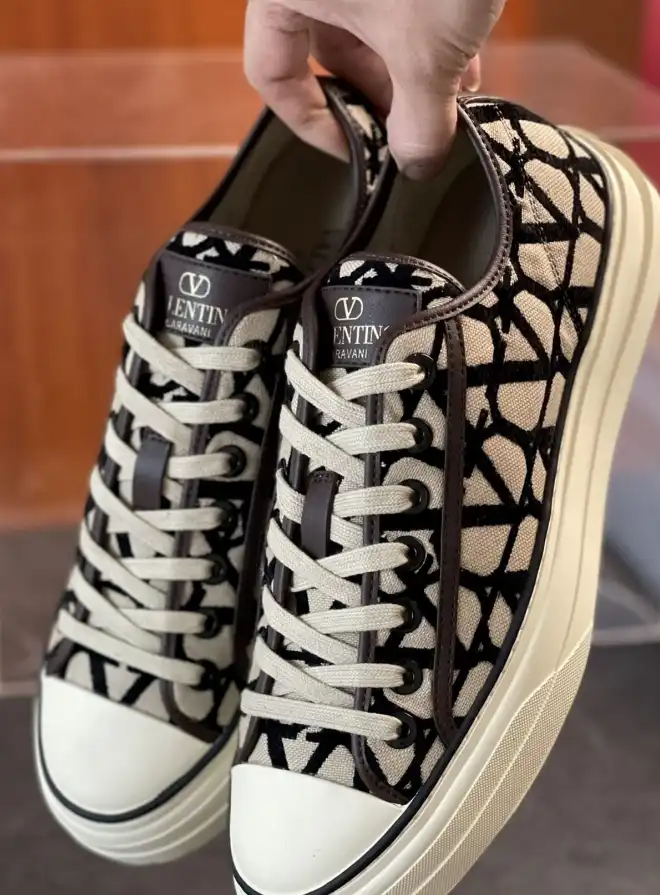 hype Valentino Sneakers