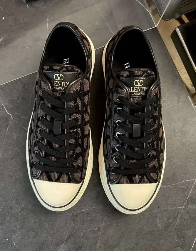 hype Valentino Sneakers