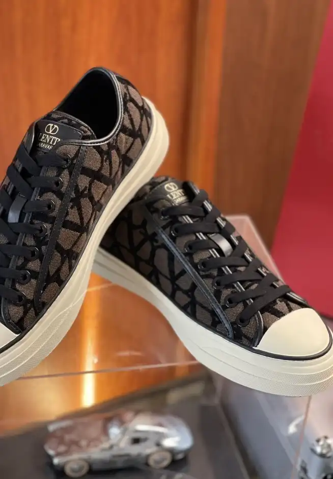 hype Valentino Sneakers