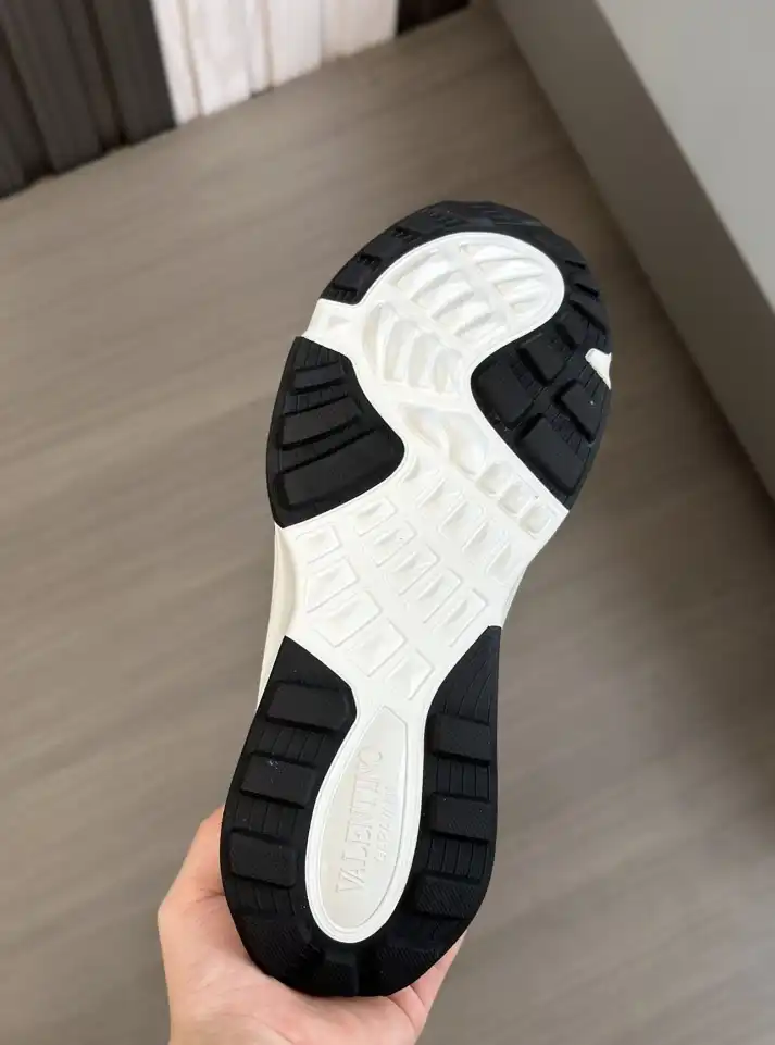 hype Valentino Sneakers