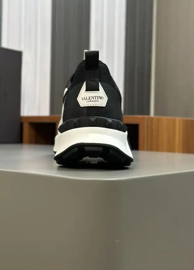 hype Valentino Sneakers