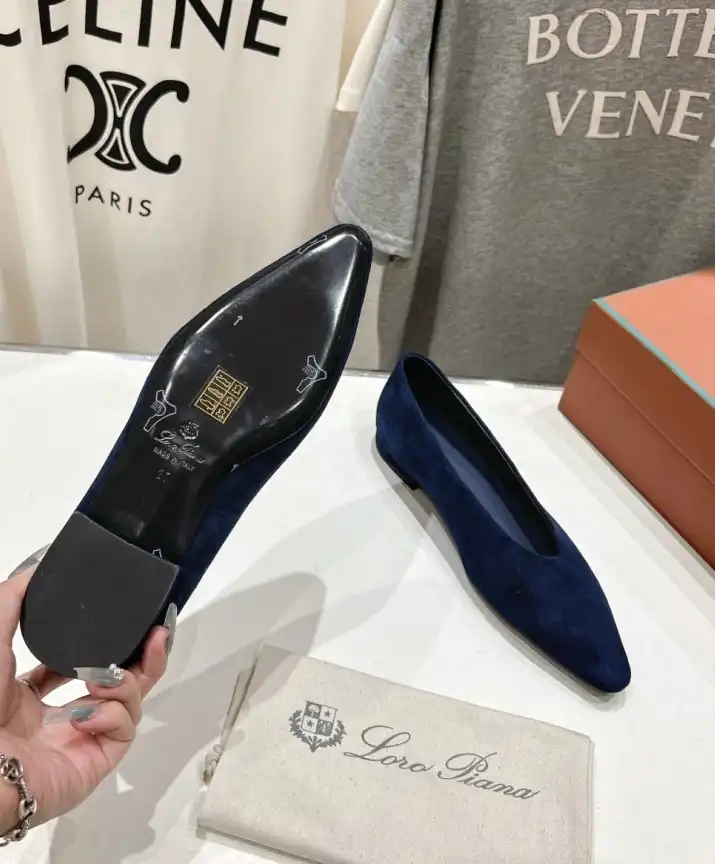 Other flat shoes