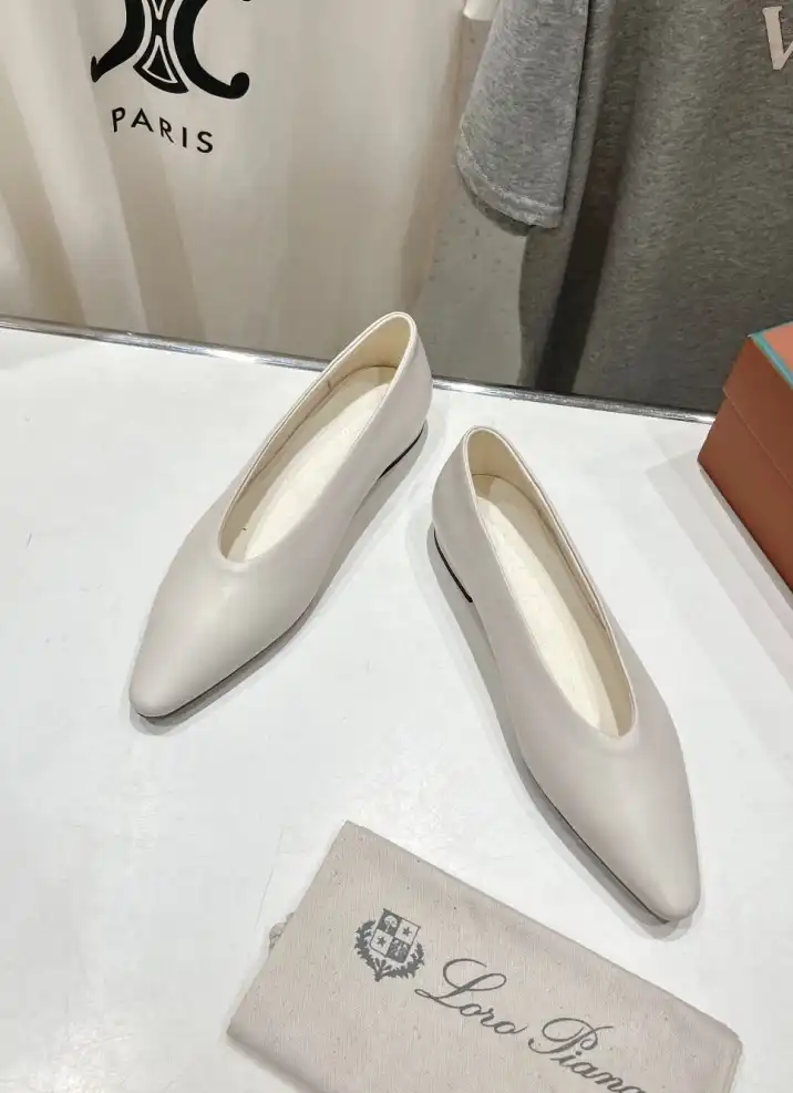 Other flat shoes
