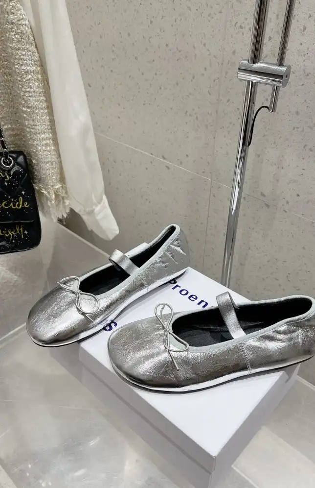 Other flat shoes