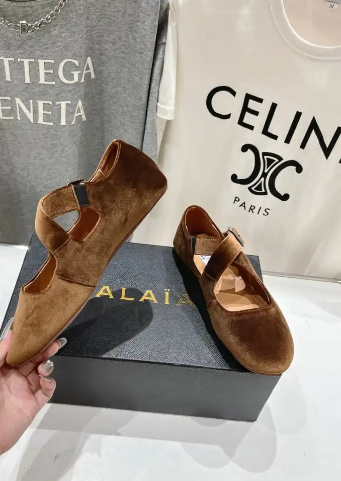 Other flat shoes