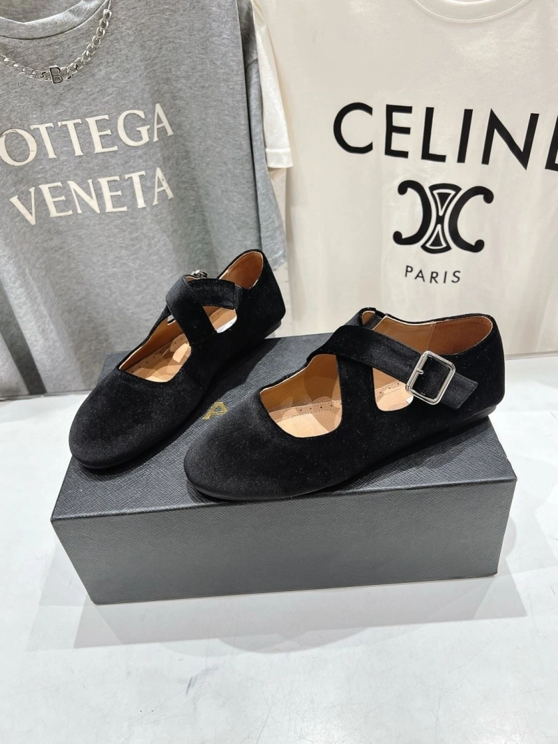 Other flat shoes