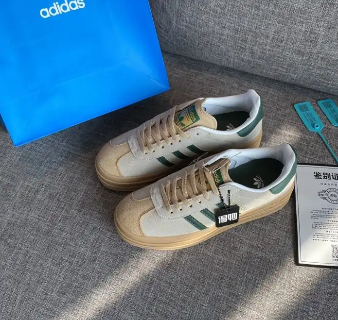 hype Adidas Sneakers