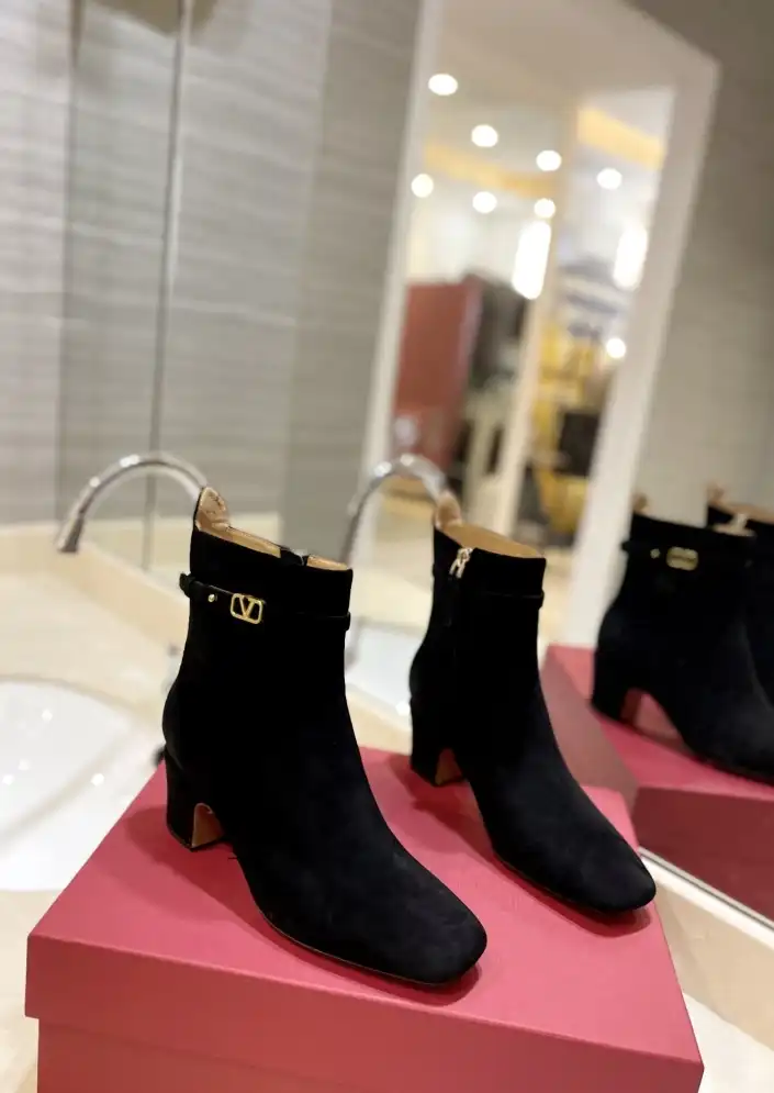 hype Valentino Boots