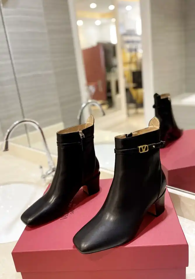 hype Valentino Boots