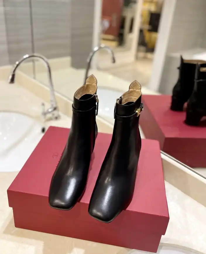 hype Valentino Boots