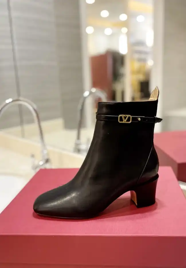 hype Valentino Boots