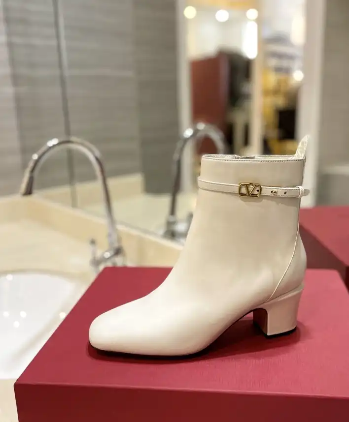 hype Valentino Boots