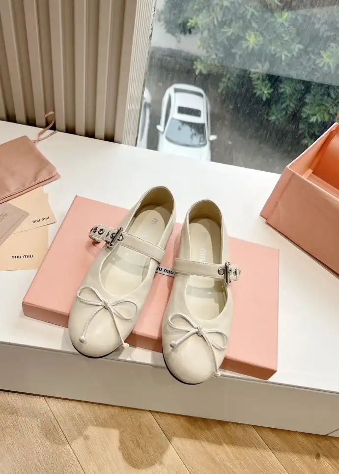 hype Miu Miu flat shoes