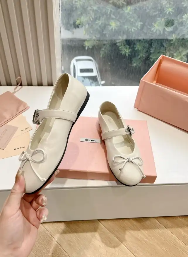 hype Miu Miu flat shoes