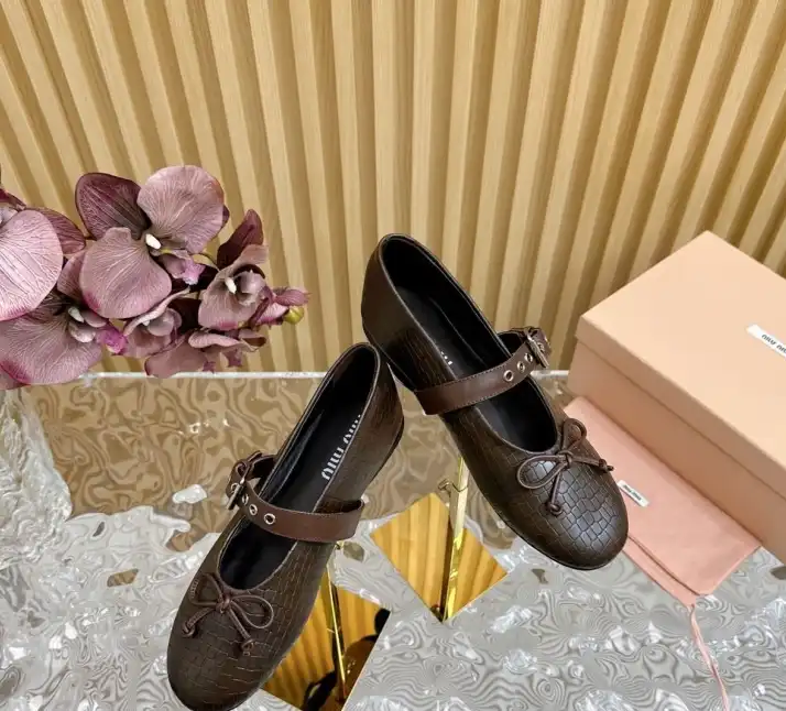 hype Miu Miu flat shoes