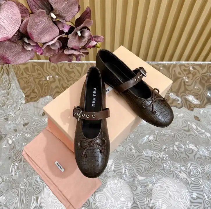 hype Miu Miu flat shoes