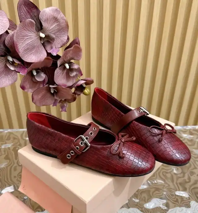 hype Miu Miu flat shoes