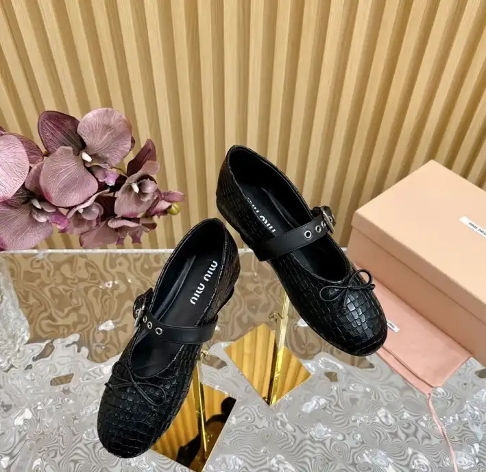 hype Miu Miu flat shoes