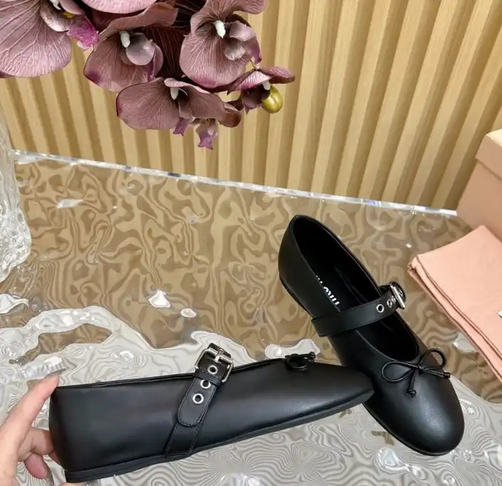 hype Miu Miu flat shoes