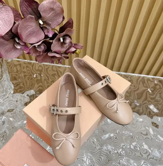 hype Miu Miu flat shoes