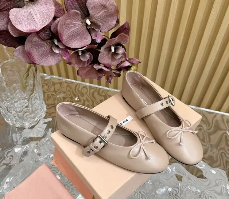 hype Miu Miu flat shoes