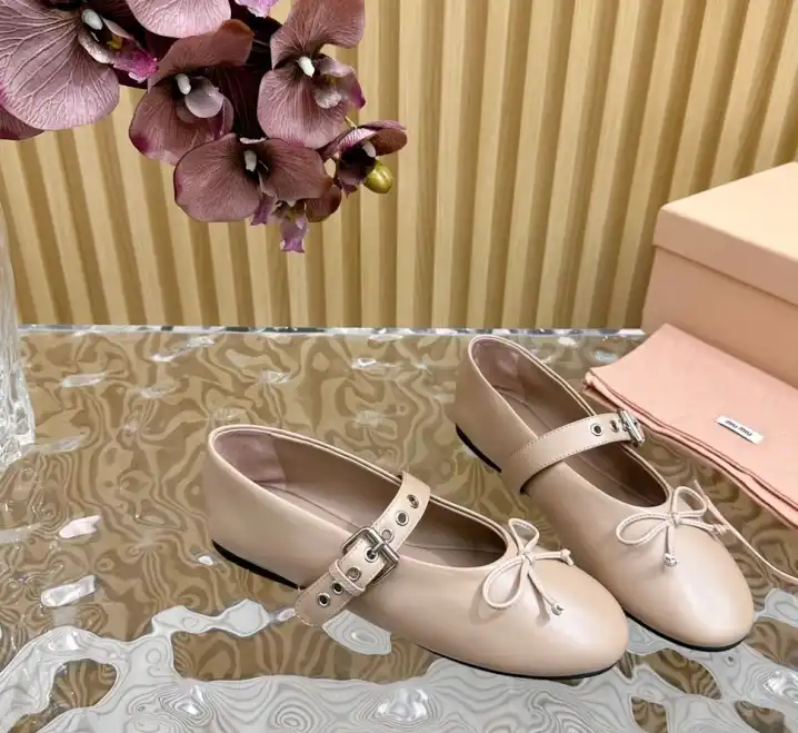 hype Miu Miu flat shoes