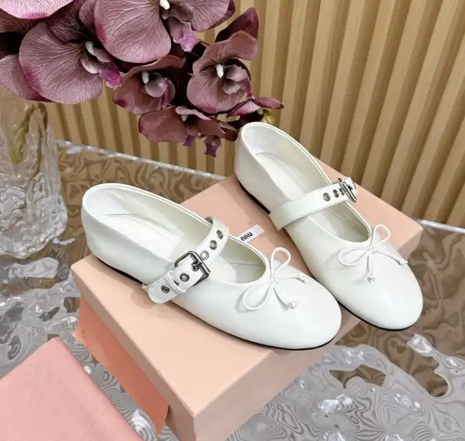 hype Miu Miu flat shoes